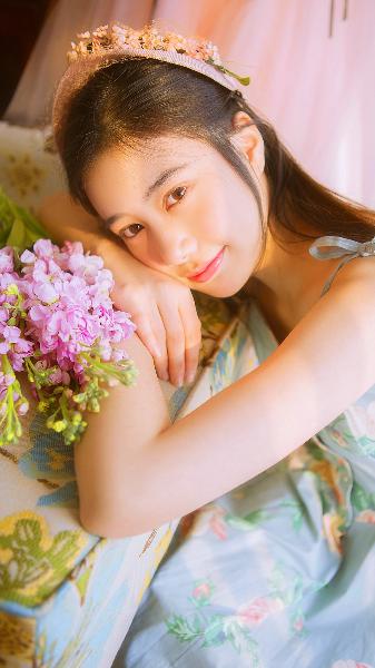 年轻的女孩在办公室推荐香水