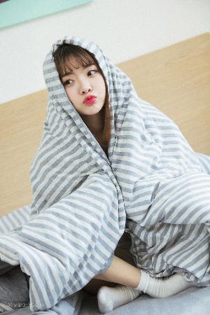 中午妈妈在厨房做饭