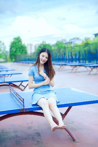 中午妈妈在厨房做饭